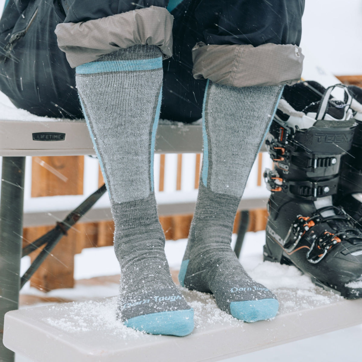 Darn Tough Vermont Women's Edge Over-the-Calf Midweight Ski & Snowboard Socks
